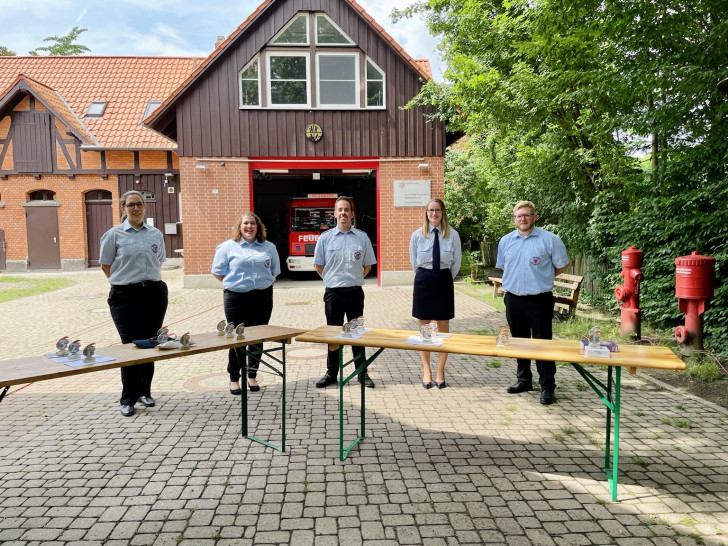 Führten die digitale Siegerehrung durch: Julia Wernich (Stellv. Stadtjugendfeuerwehrwartin Bereich West), Sarah Grabenhorst (Fachbereich Wettbewerbe), Christian Arnold (Stadtjugendfeuerwehrwart), Jasmin Conrad (Stellv. Stadtjugendfeuerwehrwartin Bereich Ost), Sascha Henneke (Stellv. Stadtjugendfeuerwehrwart Bereich Süd)) (v. li.).