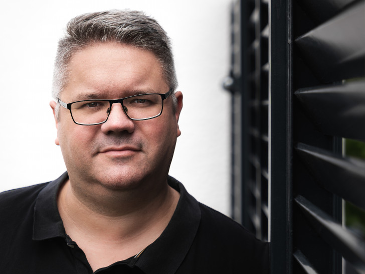 Lars M. Vollmering ist gelernter TV-Redakteur, Medienprofi und gebürtiger Wolfsburger.