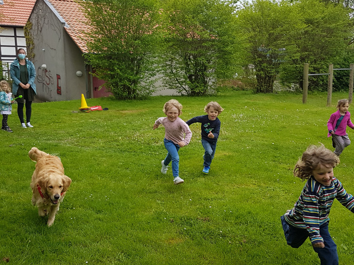 Die Eilumer Kinder sind mit Freude hochkonzentriert bei der Sache – Therapiebegleithündin Juna unterstützt und Ergotherapeutin Lena Bartelborth sorgt für neue Spielvarianten.