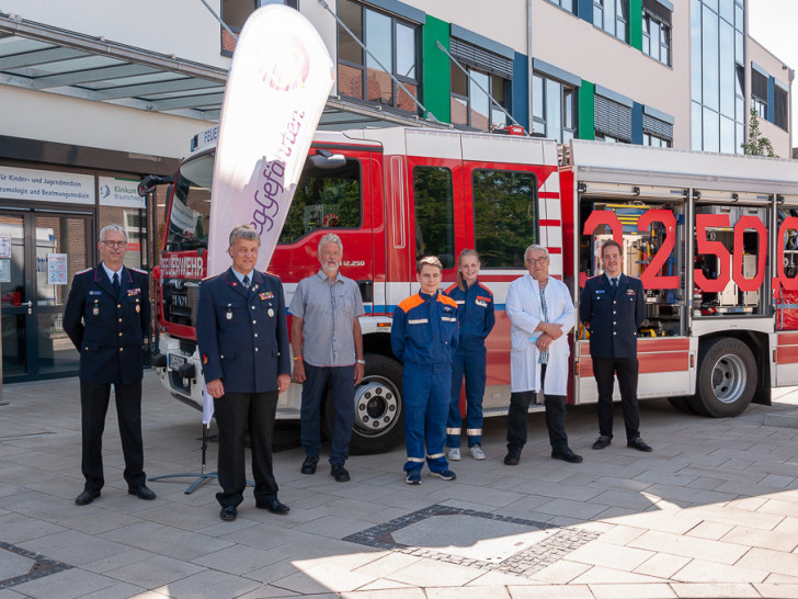 Symbolische Übergabe der gesammelten Spenden an die Weggefährten vor der Kinderklinik (v.l.n.r. Stadtbrandmeister Ingo Schönbach, Erster Stellvertretender Stadtbrandmeister Stephan Kadereit, Dr. Thomas Lampe, Stadtjugendsprecher Niklas Böger, Stellvertretende Stadtjugendsprecherin Fabienne Kadereit, Dr. Wolfgang Eberl, Stadtjugendfeuerwehrwart Christian Arnold.)
