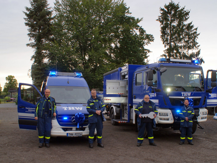 Die Übergabe der Fahrzeuge an den (von links) Zugführer Björn Müller, Zugtruppführer Sascha Szarmaczunat und rechts Dennis Zwiebler durch den Ortsbeauftragten Markus Maßn