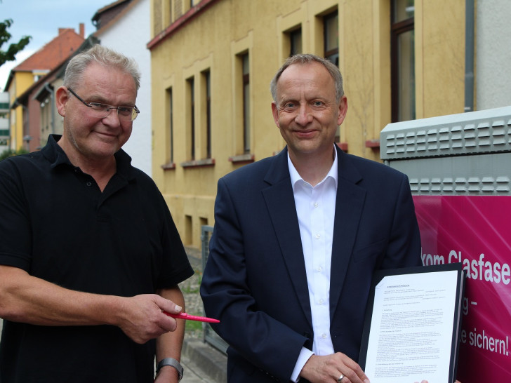 Harald Lange, Deutsche Telekom AG, und Bürgermeister Klaus Saemann.   