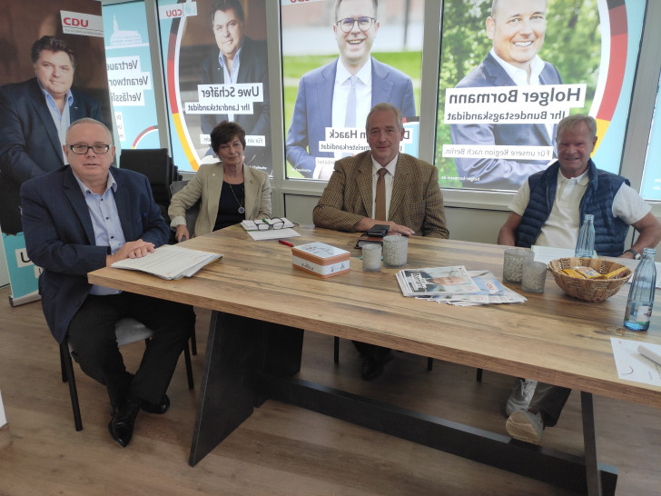 CDU-Stadtverbandsvorsitzender Andreas Meißler (l.) und Frank Oesterhelweg (2.v.r.) sowie Heike Kanter und Hans-Jürgen Braun (beide CDU-Stadtverbandsvorstand) erklärten gegenüber Pressevertretern ihr Vorgehen.