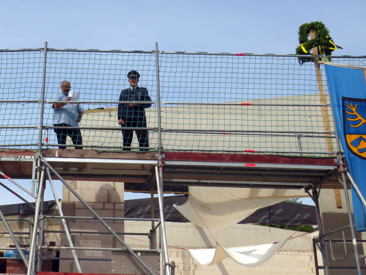 Wolfgang Saler (links) und Ortsbrandmeister Holger Schlenzig bei dem Richtfest des neuen Feuerwehrgerätehauses in Groß Brunsrode.