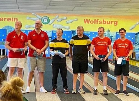 Die Akteure bei der Siegerehrung v.l.n.r.: Sprecher und 2.Vorsitzender Andreas Hüttl, Stephan Meine/Thomas Janitschke KSG Wolfenbüttel, Mathias Hähnel/Michael Baumgarten (KV Wolfsburg/SV Zuchering) und Pascal Honermeier/Sebastian Raspe (Germanen München/Rot-Weiß Moosburg).