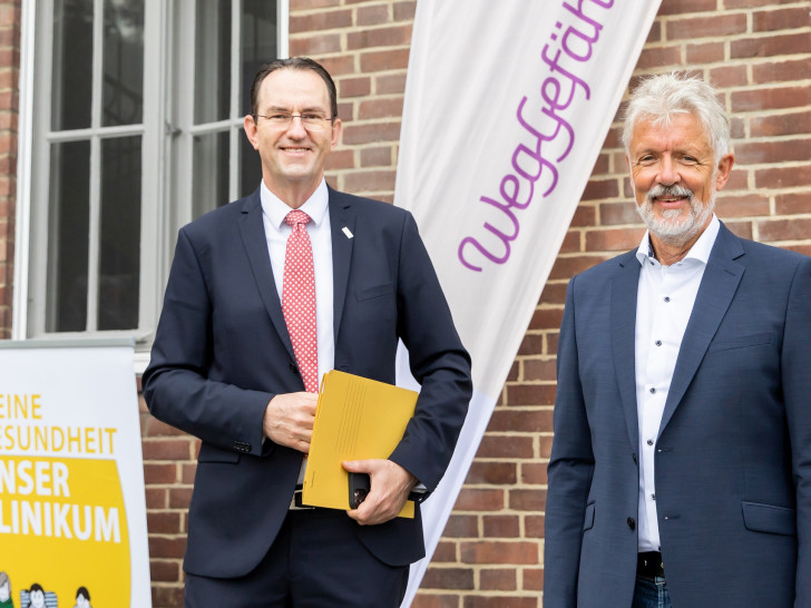 Klinikum-Geschäftsführer Dr. Andreas Goepfert und Dr. Thomas Lampe, Vorsitzender der Weggefährten, während und nach der Unterzeichnung des Mietvertrags. Symbolträchtig fand die Vertragsunterzeichnung im Gebäude der künftigen Kinderoase statt.    