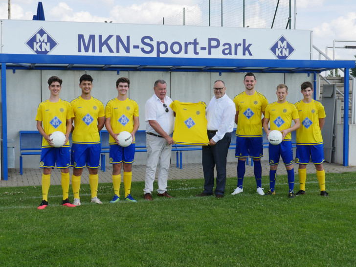 Bei der Übergabe der neuen T-Shirts:  Justus Schinke (U17), David Hettich (U19), Tim Ludew (U19), Wolfgang Bröer (1.Vorsitzender), Martin Ubl (MKN Vice President Sales & Marketing), Maurice Bröer (1. Herren), Marcel Menzel (1. Herren), Eric Hammer (U17) (v. li.).