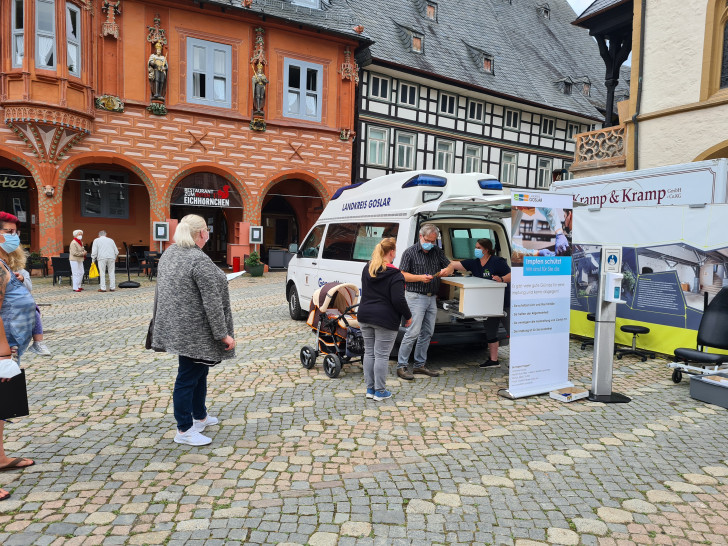 Die wartenden Impfwilligen auf dem Goslarer Marktplatz am Donnerstag. 