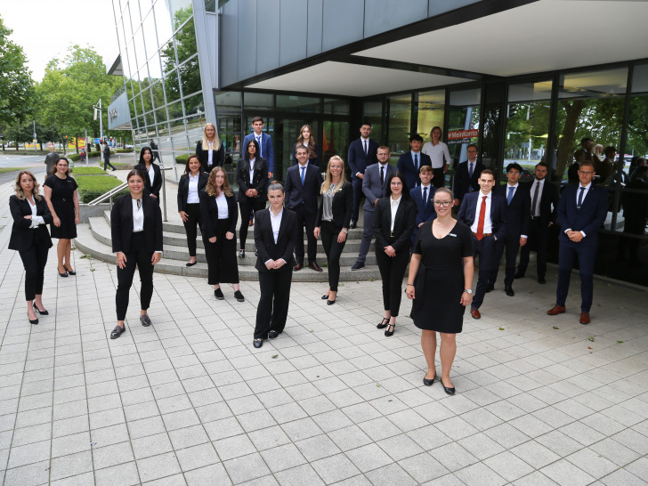 Die Volksbank BraWo begrüßt die 23 neuen Auszubildenden und dualen Studenten 2021 durch Ausbildungsleiterin Janina Jörn (Mitte) sowie Franziska Kiegeland (2.v.l.) und Sina Müller (vorne rechts) aus der Personalabteilung.