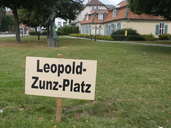 Jürgen Kumlehn und  Dr. Kristllieb Adloff haben die Fläche zwischen Lessinghaus und Zeughaus zum "Zunz-Platz" gemacht.
