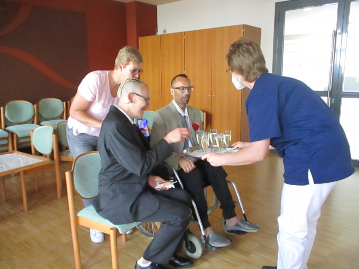 Kristian und Manuel Fett geben sich im Raum der Stille das Ja-Wort. 