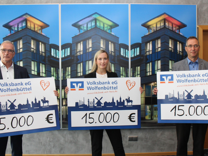 Ernst Gruber (Vorstandssprecher), Sarah Riekeberg, Thomas Hasler (Betriebsratsvorsitzender) von der Volksbank eG, Wolfenbüttel. 