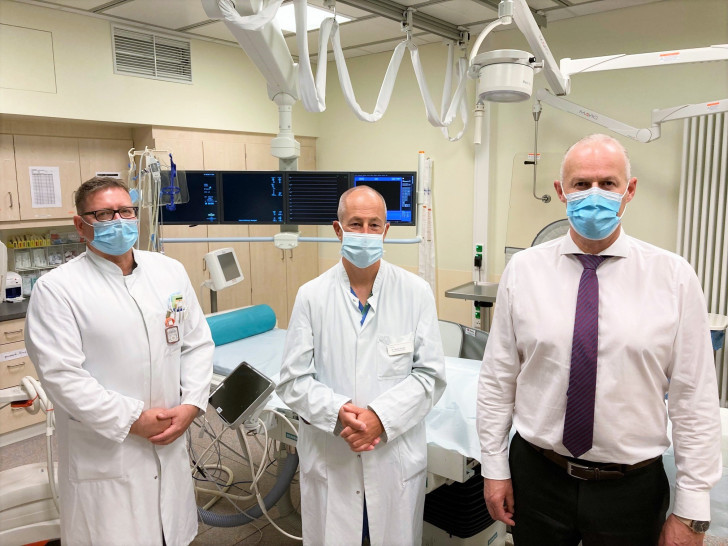 Ärztlicher Direktor Dr. Ralf Dörre (links) und Geschäftsführer Matthias Hahn (rechts) begrüßen Dr. Oliver Gunkel (Mitte) im Herzkatheterlabor in Helmstedt