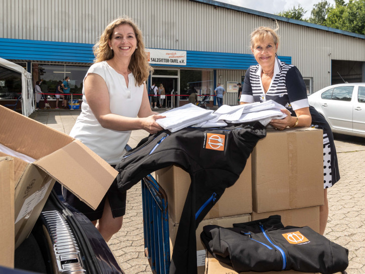 Bettine Schulz, Geschäftsführerin bei FM Siebdruck und Susanne Röttger, ehrenamtliche Mitarbeiterin bei der Tafel in Salzgitter.
