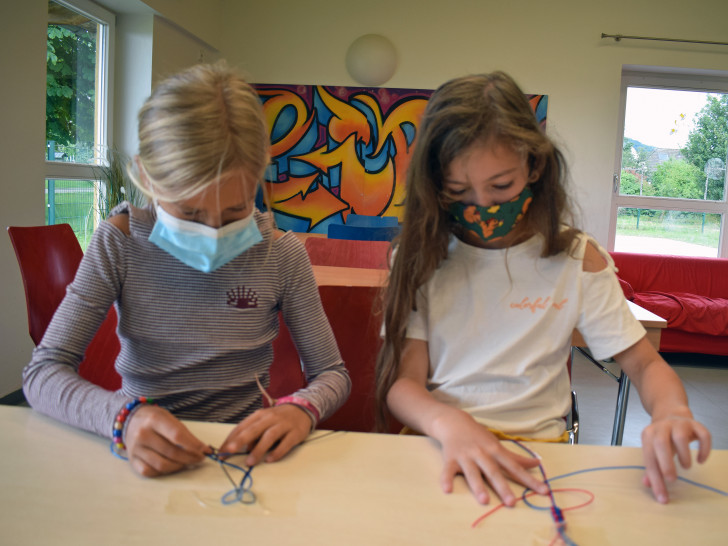 Die achtjährige Maja (links) und die achtjährige Collien knüpfen im KJT-Chillhouse Freundschaftsbänder. 