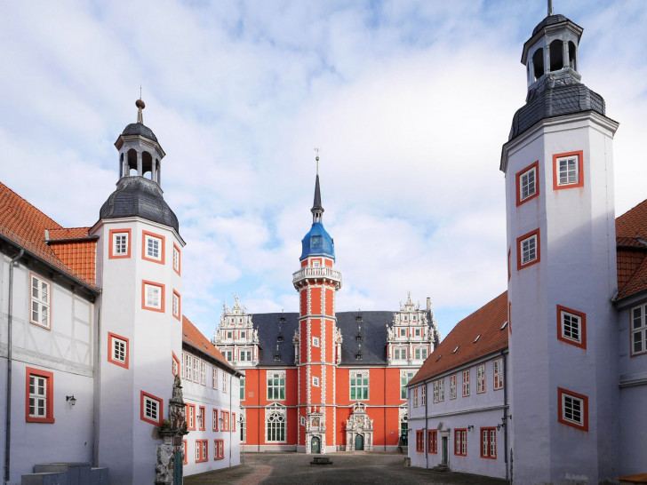 Die Academia Julia Carolina (hier Blick von Süden auf das Juleum) ist nicht nur eine Reformuniversität des 16. Jh., sondern auch ein Repräsentations-bau des Fürstentums Braunschweig-Wolfenbüttel und wichtiger Stilvertreter der norddeutschen Weserrenaissance.