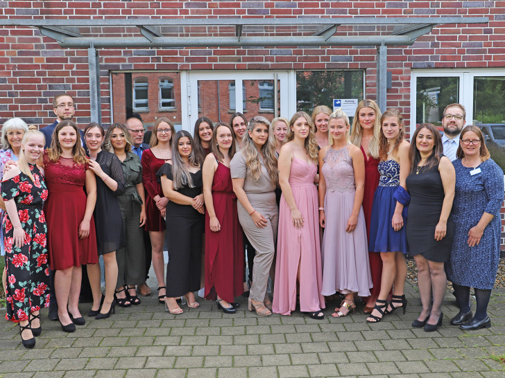 Die Absolventinnen und Absolventen der Pflegeschule im Klinikum Wolfenbüttel. 