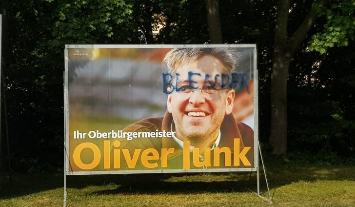 Wahlplakate werden oftmals Ziel von Vandalismus - hier hat es Goslars Oberbürgermeister Dr. Oliver Junk getroffen