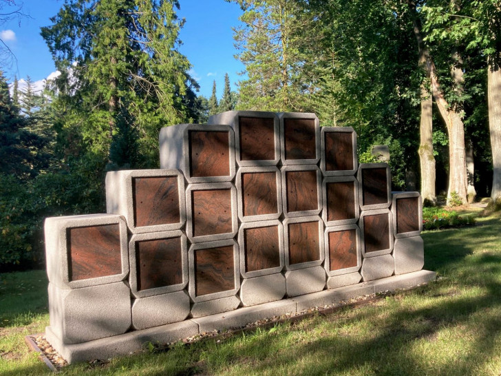 Auf dem St. Stephani-Friedhof wurde eine Urnenwand errichtet.