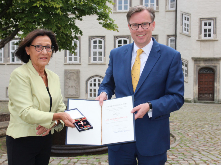 Landrat Dr. Andreas Ebel übergab das Verdienstkreuz am Bande des  Verdienstordens an die Gifhornerin Ewa Klamt.