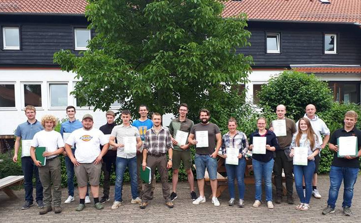 Die Forstwirt Auszubildenden der Süd-Betriebe legten am 21. Juli vor der Landwirtschaftskammer ihre Gesellenprüfung ab