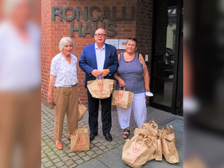 Bei der Spendenübergabe vor dem Roncalli-Haus (v. l.): Marianne Effe, Andreas Meißler und Sigrid Berkau. 