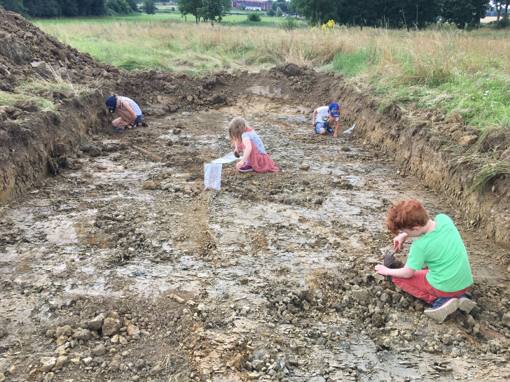 Mit großem Einsatz bearbeiteten die Jungen und Mädchen während des Ferienprogramms einen Grabungsbefund und legten eine moderne Drainageleitung frei.