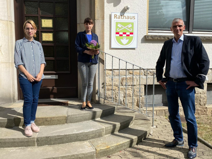 Rymma Shterliaieva (Mitte) wurde von Kai-Stephan Schulz, Allgemeiner Vertreter des Samtgemeindebürgermeisters, und Maria Klement aus der Personalabteilung im Grasleber Rathaus mit einem Blumenstrauß willkommen geheißen.