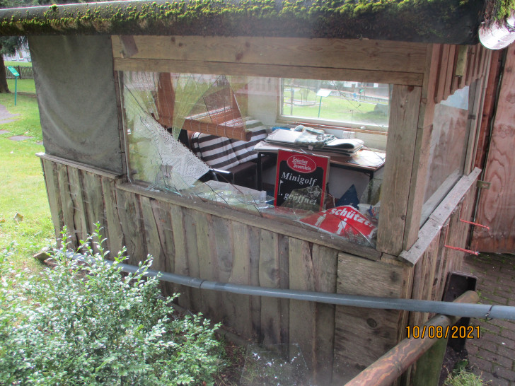 Vandalismusschäden an einem Schuppen auf dem Gelände der Minigolf-Anlage in St. Andreasberg. 