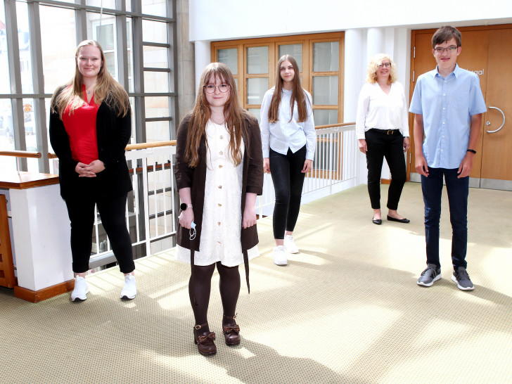 Luisa Deppe, Cellina Funk, Mia Pfeffer und Jan Kroschke werden von Gifhorns Erster Stadträtin Kerstin Meyer (3.v.l.) im Rathaus begrüßt.