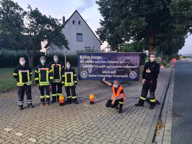 Mit einer Banneraktion haben die Feuerwehren der Samtgemeinde Baddeckenstedt für Mitglieder geworben.