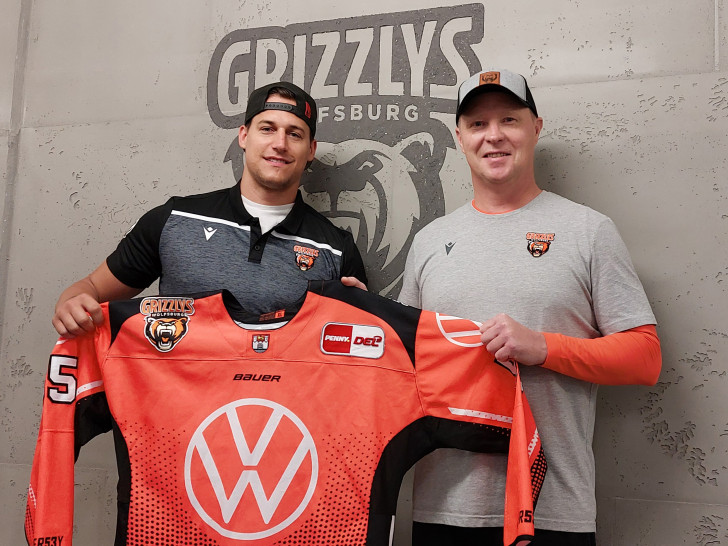 Tyler Gaudet mit Headcoach Mike Stewart.