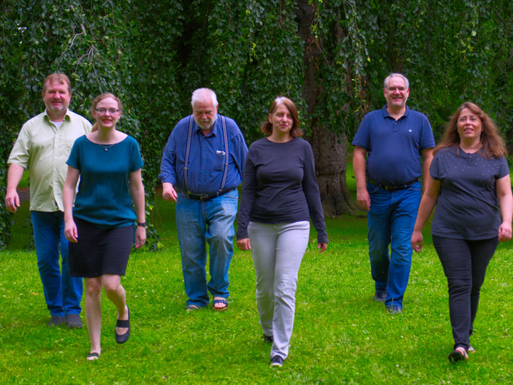 Die Kandidatinnen und Kandidaten der Grünen für den Sickter Gemeinderat: Andre Hinrichs, Jantje Letas, Michael Ratzkowsky, Maren Battenberg, Michael Kohl, Sabine Kohl. Es fehlt Jan Lürken. 