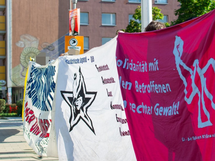 Etwa 150 Antifaschisten hatten sich zu der Kundgebung am Mittwoch auf dem Johannes-Selenka-Platz versammelt.
