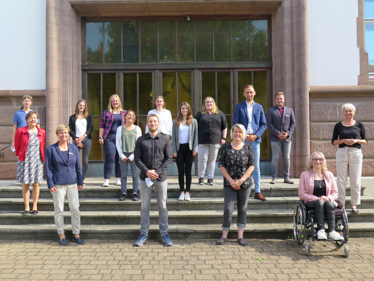 Die Kreisverwaltung begrüßte ihre neuen Auszubildenden (v.li.): Sabine Seifart (Personalrat), Martha Wolfstädter (Personalentwicklung und stellvertretende Gleichstellungsbeauftragte), Astrid Pollex (Amtsleitung Personal, Organisation und Innere Dienste), Maike Evers (Duales Studium Allgemeine Verwaltung), Laura Schmidt (Duales Studium Allgemeine Verwaltung), Kaya Karami (Duales Studium Allgemeine Verwaltung), Georg Leopold (Jugend- und Auszubildendenvertreter), Elisabeth Frömke (Duales Studium Allgemeine Verwaltung), Marie Banick (Ausbildung zur Verwaltungswirtin), Katharina Lohmann (Duales Studium Allgemeine Verwaltung), Kerstin Weise (Personalrat), Joshua Junicke (Duales Studium Soziale Arbeit), Marvin Unger (Ausbildungsleiter), Britta Brentrop (Schwerbehindertenvertretung) und Landrätin Christiana Steinbrügge. 