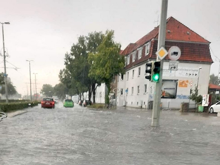 Auch viele Straßen standen unter Wasser.