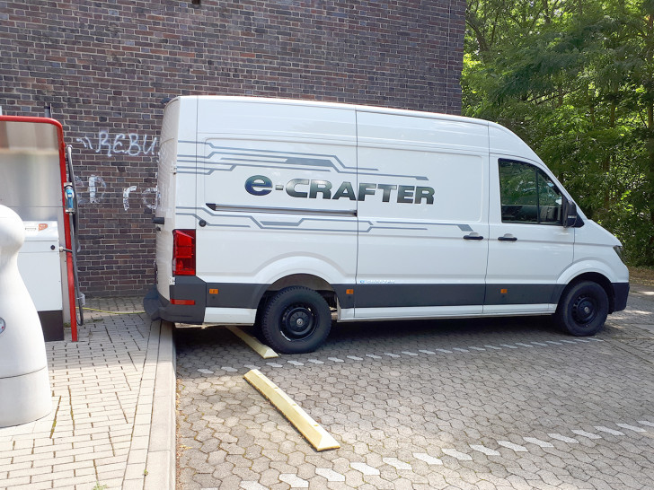 Ein Nutzfahrzeug vom Typ VW e-crafter, das mit induktiver Ladetechnik ausgestattet wird. 