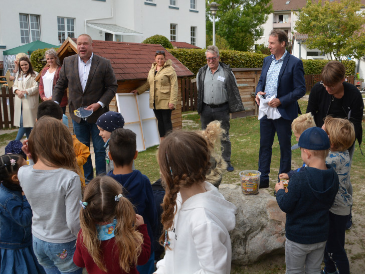 ur Eröffnung der „Spielkiste“ (im Hintergrund) hat Helmstedts Bürgermeister Wittich Schobert Gummibärchen für die Kinder mitgebracht.