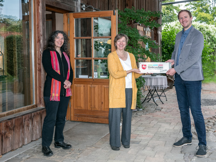 Von links nach rechts: Colette Bomnüter (Handwerkskammer Braunschweig-Lüneburg-Stade), Beate Fritz, Yannick Heringhaus (Niedersachsen Allianz für Nachhaltigkeit). 