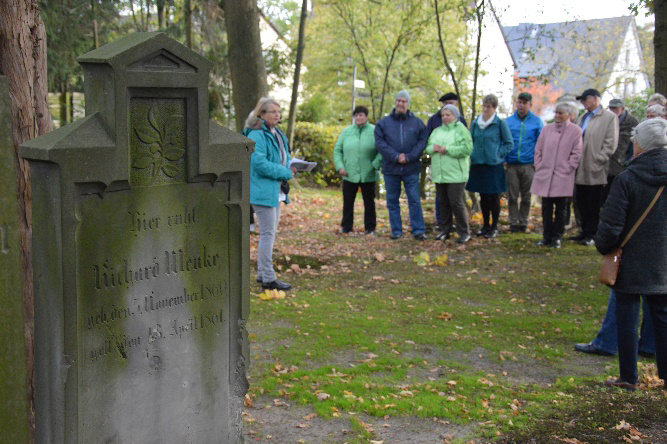 Eine Führung über den jüdischen Friedhof in Gifhorn. 