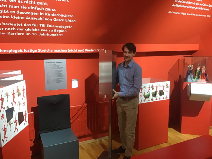 Museumsmitarbeiter Benedikt Einert stellt vor den Führungen noch Luftreinigungsgeräte auf.
