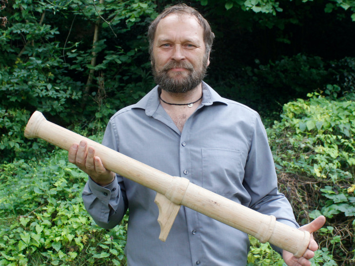 Dr. Bastian Asmus mit dem von ihm gefertigten Holzmodell des Laufs der Hakenbüchse.