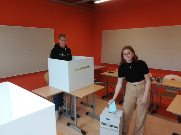 Bennet Köstler und Lena Glade aus der 11. Klasse der IGS Wallstraße im Wahllokal.
