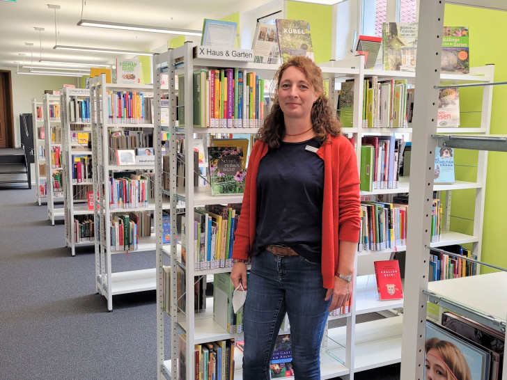 Leiterin Anne-Kathrin Bock in der neu gestalteten Stadtbücherei.