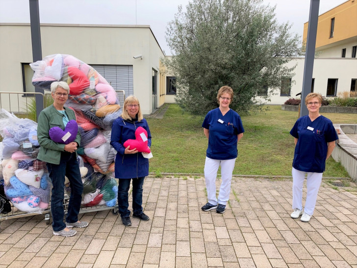 Die Vorstandsvorsitzenden der Landfrauen Birgit Evers und Marion Schuckart übergeben den beiden Onko und Breast  Care Nurses 155 selbstgenähte Herzkissen.