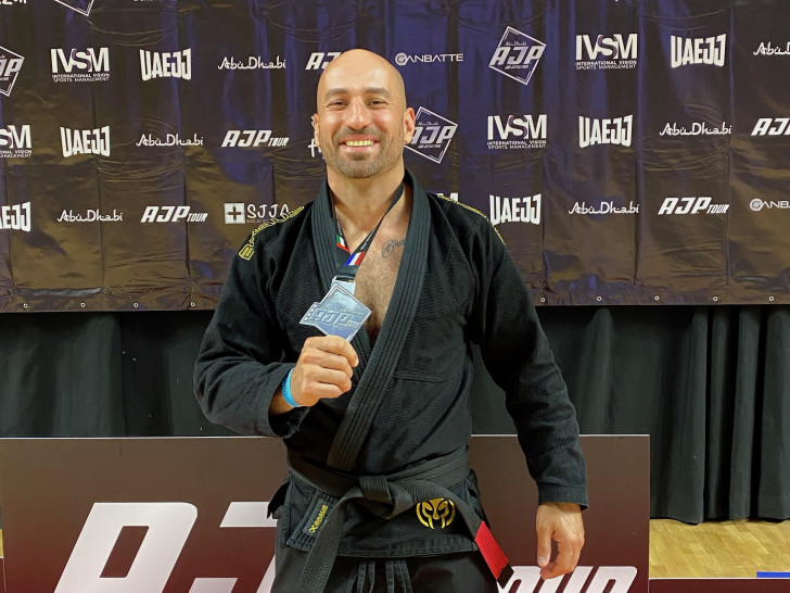 Onur Yasar ist bereits siebenfacher Europameister in verschiedenen Gurtklassen. Bei seiner internationalen Premiere als Schwarzgurt holte er die Silbermedaille.