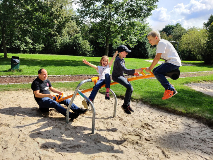 Spaß für Groß und Klein beim Spielplatzcheck auf dem Spielplatz am Kölner Ring.