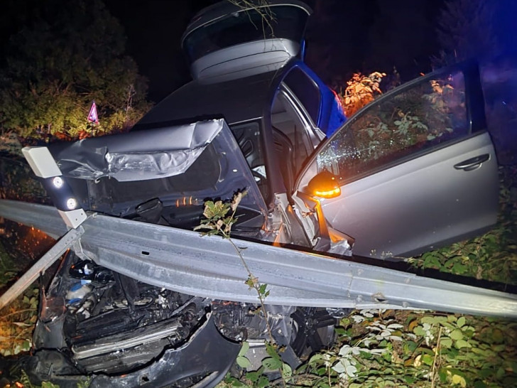 Das verunfallte Fahrzeug auf der B241 Abzweig Kreuzeck.