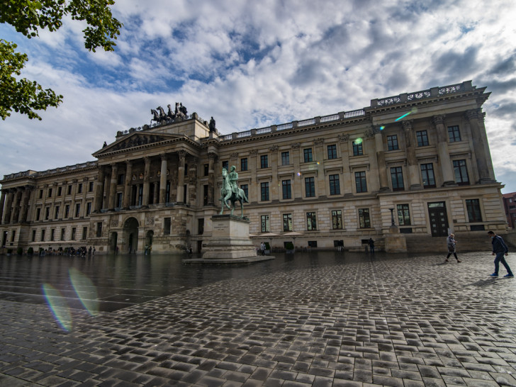 Der Schlossplatz soll grüner werden. Archivbild