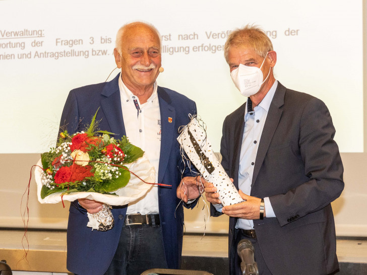 Der scheidende Ratsvorsitzende Bernd Grabb (links) wird von Oberbürgermeister Frank Klingebiel verabschiedet. 